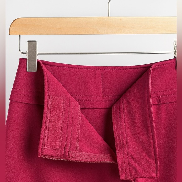 Anne Taylor Women's Size 0 Maroon Pencil Skirt With Front Buttons. Side Zip - Picture 4 of 4